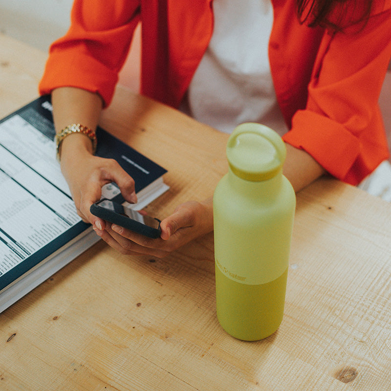 daily-on-the-go-set-i3 20oz_rise_classic_insulated_bottle_acacia_worker_phone_square.jpg