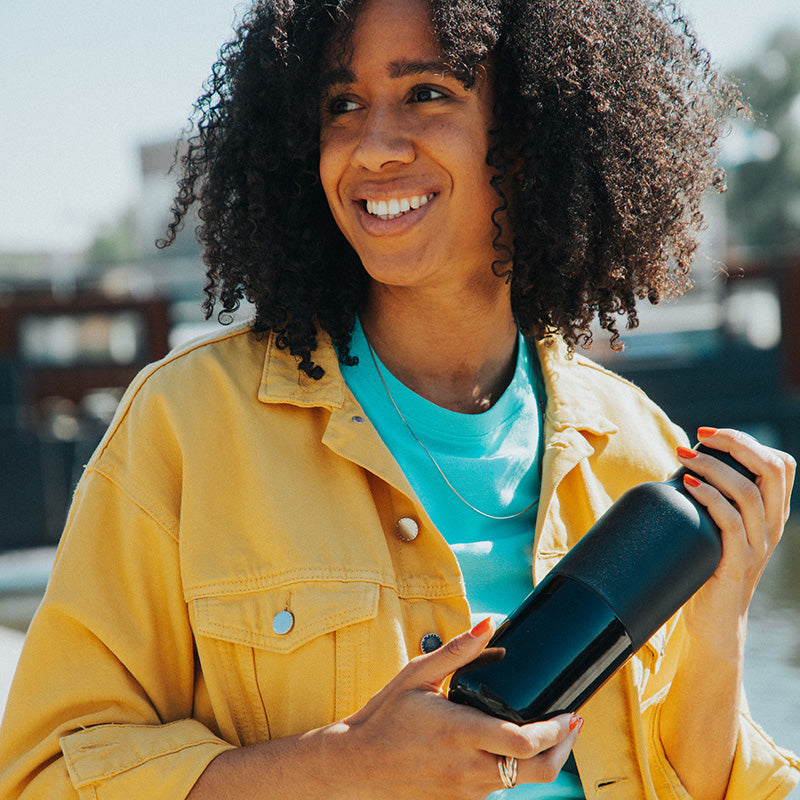 daily-on-the-go-set-i3 20oz_rise_classic_insulated_bottle_black_woman_smile_square.jpg